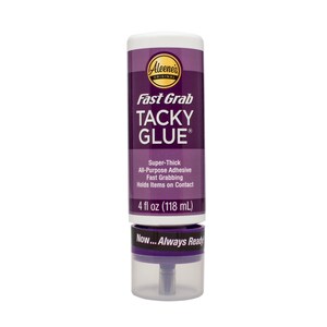 Pode incluir: Uma garrafa roxa de cola Aleene's Fast Grab Tacky Glue. A garrafa é etiquetada com o nome do produto e as instruções. Contém 118 mililitros de cola.