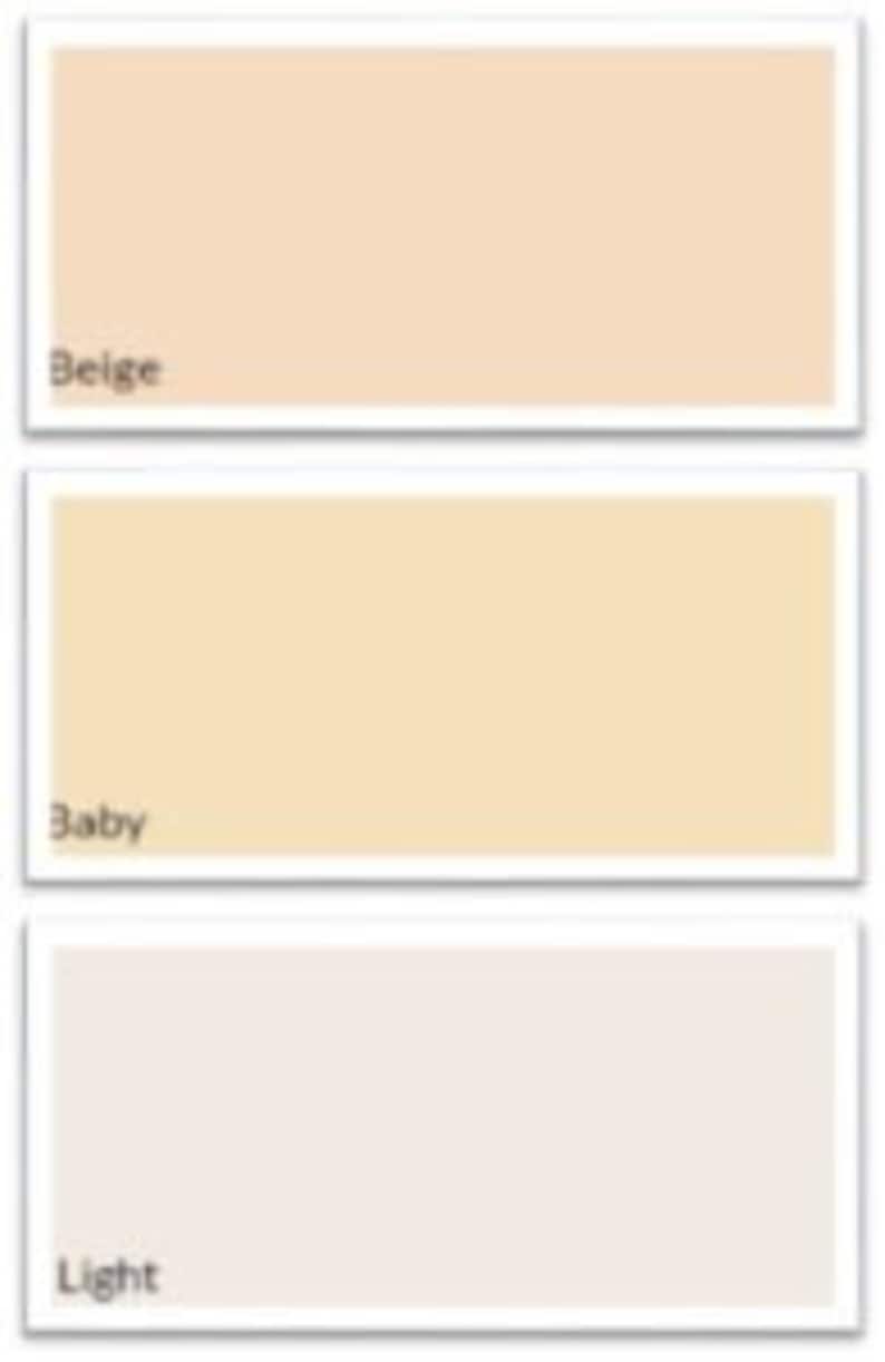 Puede incluir: Tres muestras de color rectangulares etiquetadas como "Beige", "Baby" y "Light". Cada muestra muestra un tono diferente de un color claro y neutro. Las muestras est&aacute;n sobre un fondo blanco.