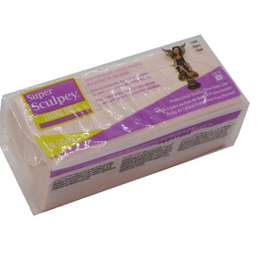 K&ouml;nnte beinhalten: Ein 453 g Block Super Sculpey Living Doll Polymer Clay in heller Hautfarbe. Die Verpackung hat ein lila und wei&szlig;es Design mit dem Text "Super Sculpey Living Doll" und "Professionelle Qualit&auml;t Backofenh&auml;rtende Ton".