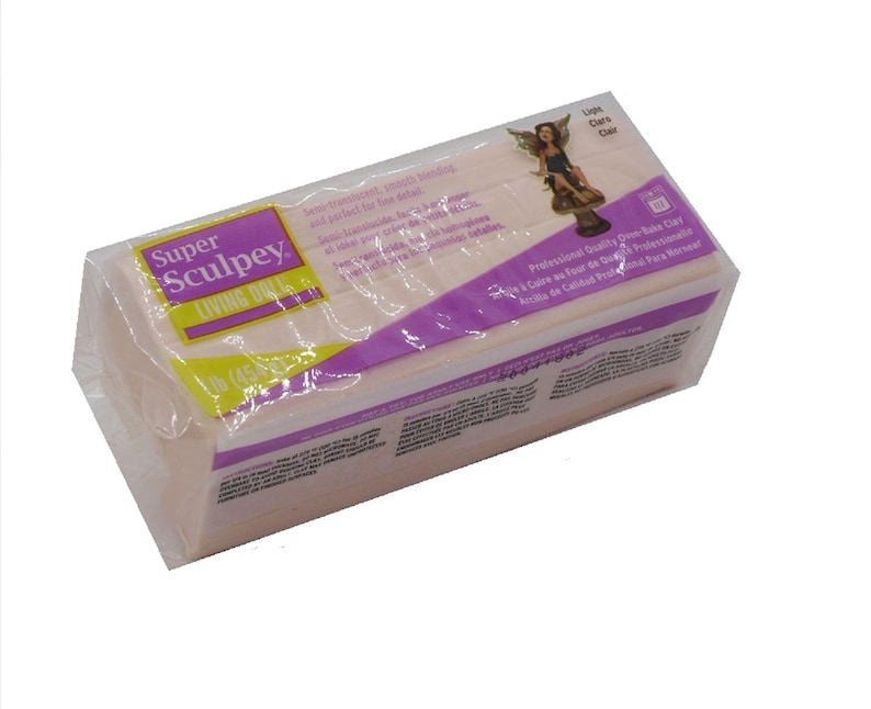 K&ouml;nnte beinhalten: Ein 453 g Block Super Sculpey Living Doll Polymer Clay in heller Hautfarbe. Die Verpackung hat ein lila und wei&szlig;es Design mit dem Text "Super Sculpey Living Doll" und "Professionelle Qualit&auml;t Backofenh&auml;rtende Ton".