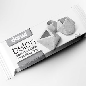 Può includere: Un pacchetto di argilla da modellare grigia con l'etichetta "darwi béton pâte à modeler modelling clay GRIS/GRUS/GRAU/GREY".
