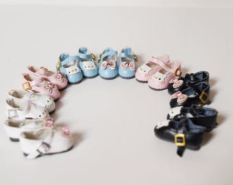 Shoes for Blythe, DAL, Pullip, Azone and Similar Size Doll. Shoes with kitty or bow.