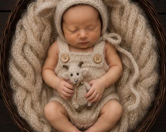 Neugeborenen-Foto-Outfit mit Ziegenmotiv | Strickstrampler, Mütze & Spielzeug