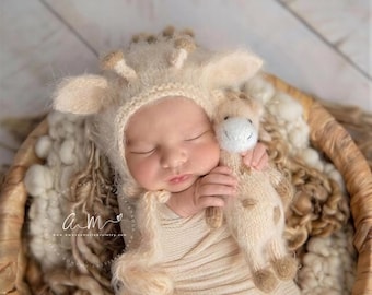 Newborn Giraffe Photo Outfit: Bonnet and Stuffed Toy Set