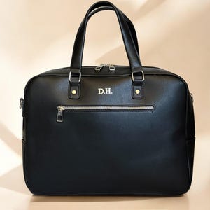 Sac de bureau gravé à monogramme pour homme, porte-documents personnalisé, grand sac pour ordinateur portable en cuir végétalien, cadeau de travail pour patron, cadeau de promotion pour partenaire