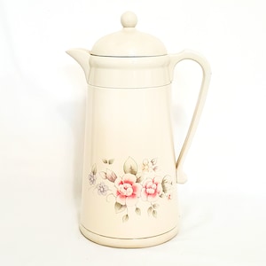 Kamenstein 1993 Thermal Carafe Pitcher is in excellent condition. Decorated with flowers and attention to detail, it is a keeper!