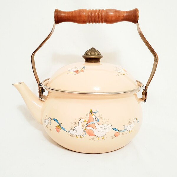 Country Charm Teakettle in Peach Enamel with Geese and Fruit is in excellent condition. Folding metal and wood handle Fabulous Find!