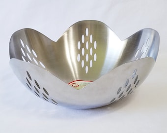 UNIWARE High Quality Stainless Steel Multi Purpose Bowl is in excellent vintage condition. Great for fruits and salad servings. Fab Find!