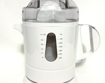 Betty Crocker 1994 Series II Juicer is unused in the original box. 2 readers, transparent window for measurement, easy pour container. Fab!