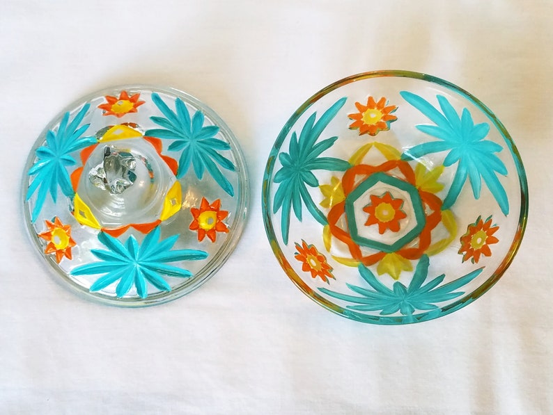 festive and multifunctional It/'s fun Beautiful vintage lidded jar is delightfully decorated in retro colors of turquoise and orange