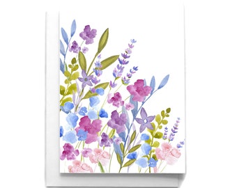 Op de afbeelding: Waterverf schilderij van een boeket met paarse, roze en blauwe bloemen met groene stelen en bladeren. De bloemen zijn in een losse, vloeiende stijl gerangschikt, wat een gevoel van beweging en whimsy creëert.