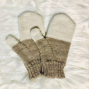 Puede incluir: Un par de guantes tejidos con un esquema de dos colores. Los guantes son beige y marr&oacute;n, con el beige en la mitad superior y el marr&oacute;n en la mitad inferior.