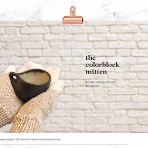 Puede incluir: Primer plano de un par de guantes de punto beige que sostienen una peque&ntilde;a taza de cer&aacute;mica negra. El fondo es una pared de ladrillo blanco. El texto "the colorblock mitten" y "MACHINE KNITTING PATTERN" es visible en la imagen. La direcci&oacute;n del sitio web "albstudio.com" tambi&eacute;n es visible.