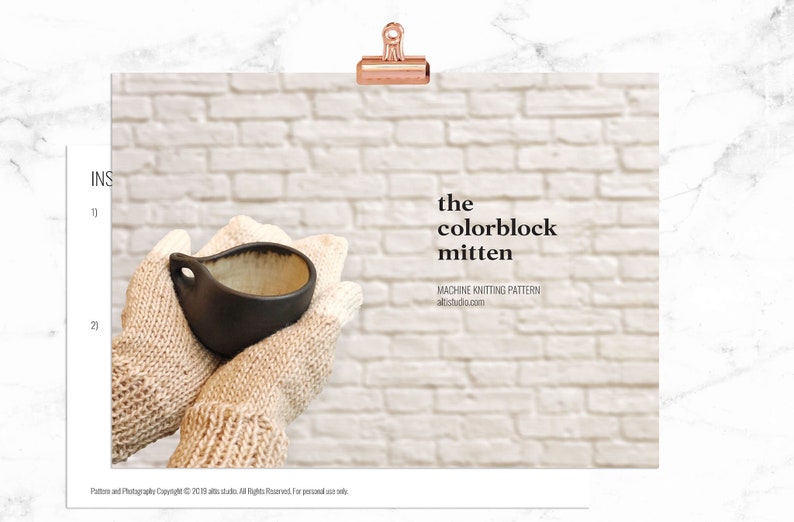 Puede incluir: Primer plano de un par de guantes de punto beige que sostienen una peque&ntilde;a taza de cer&aacute;mica negra. El fondo es una pared de ladrillo blanco. El texto "the colorblock mitten" y "MACHINE KNITTING PATTERN" es visible en la imagen. La direcci&oacute;n del sitio web "albstudio.com" tambi&eacute;n es visible.