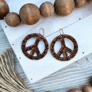 Cuero Paz signo pendientes de flores / cuero pintado a mano / boho estilo joyería / joyería de cuero de tendencia / artículos de cuero / western wear