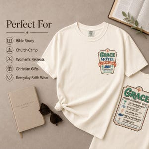 Puede incluir: Camisetas color crema con la inscripci&oacute;n "Grace Motel & Swim Club" y "Grace Resort & Spiritual Oasis". La imagen incluye gafas de sol, un libro y una Biblia abierta. Adecuado para la vestimenta de fe diaria.