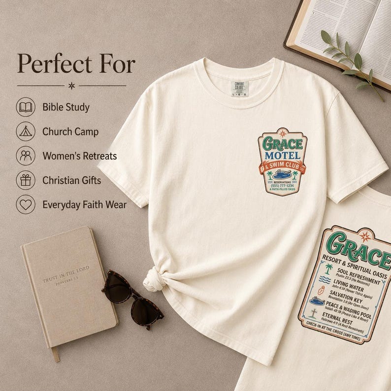 Puede incluir: Camisetas color crema con la inscripci&oacute;n "Grace Motel & Swim Club" y "Grace Resort & Spiritual Oasis". La imagen incluye gafas de sol, un libro y una Biblia abierta. Adecuado para la vestimenta de fe diaria.