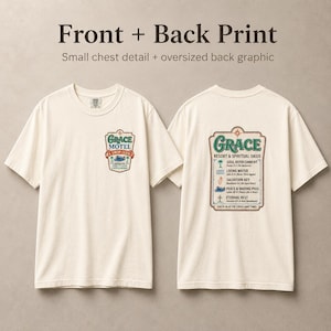 Puede incluir: Dos camisetas color crema con gr&aacute;ficos delanteros y traseros. La camiseta delantera tiene un emblema "Grace Motel & Swim Club". La camiseta trasera presenta un dise&ntilde;o "Grace Resort & Spiritual Oasis" con texto e iconos. El texto dice "Soul Refreshment" y "Living Water".