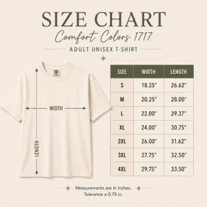 Puede incluir: Camiseta unisex para adultos de color crema con una tabla de tallas. La tabla muestra las medidas de ancho y largo en pulgadas para las tallas S a 4XL. El texto "SIZE CHART Comfort Colors 1717" est&aacute; en la parte superior.