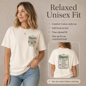 Puede incluir: Camiseta unisex color crema con gr&aacute;ficos en la parte delantera y trasera. El gr&aacute;fico frontal dice "Grace Motel & Swim Club". El gr&aacute;fico trasero enumera los servicios del resort. La camiseta tiene un ajuste relajado y est&aacute; hecha de un material suave.