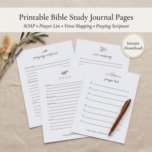 Op de afbeelding: Vier witte, bedrukbare Bijbelstudie journaalpagina's met bruine tekst en illustraties. De pagina's bevatten aanwijzingen voor SOAP, gebedslijsten, versmapping en het bidden van de Schrift. Een bruine pen ligt op één pagina. De tekst luidt "Printable Bible Study Journal Pages".