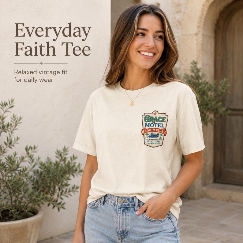 Puede incluir: Camiseta color crema con el texto "Everyday Faith Tee" y el gr&aacute;fico "Grace Motel Swim Club". La camiseta tiene un ajuste vintage relajado. La modelo lleva vaqueros azules y un collar dorado.