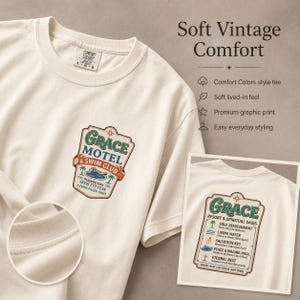 Puede incluir: Camiseta color crema con un gr&aacute;fico vintage de "GRACE MOTEL & SWIM CLUB". La camiseta tambi&eacute;n tiene una imagen m&aacute;s peque&ntilde;a con texto adicional. La camiseta est&aacute; etiquetada como "Comfort Colors".