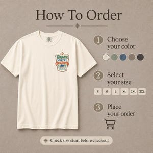 Puede incluir: Camiseta color crema con el logo de Grace Motel Swim Club. La imagen incluye instrucciones: elige el color, selecciona la talla (S-3XL) y realiza el pedido. Consulta la tabla de tallas antes de comprar.