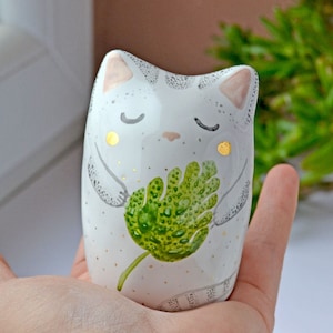Figurina di gatto, figurina in ceramica, regalo per amanti dei gatti, gatto in ceramica, Monstera, gattara pazza, foglia di Monstera, animale in miniatura, regalo di inaugurazione della casa