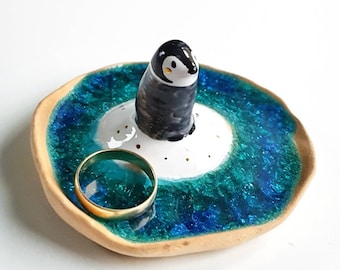 Pinguïnringschotel, babypinguïn, globale verwarmende kunst, ecologisch, red de planeet, kleine pinguïn, keramische trinketschotel, pinguïnringhouder