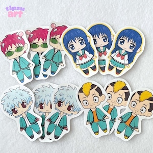 Può includere: Una collezione di adesivi in vinile fustellati con personaggi anime in stile chibi. I disegni includono figure con capelli rosa e occhiali verdi, capelli blu con uniformi scolastiche, capelli azzurri a punta e personaggi con creste gialle.