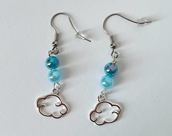 Boucles d'oreilles nuage faites main, perles bleues. Sans nickel
