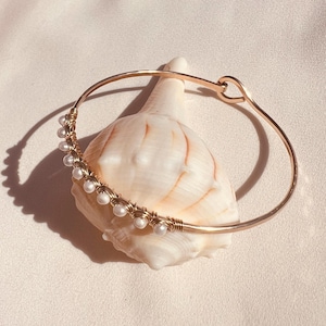 パール バングル ブレスレット | ハンドメイド、淡水パール、14K ゴールドフィルド、スターリングシルバー