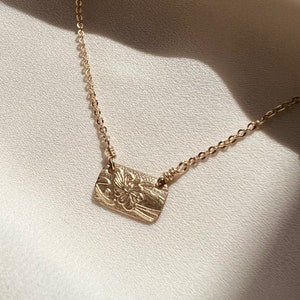 COLLANA A STRATI FLOREALI / Collana rettangolare in oro 14k