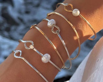 ホワイトパールバングルブレスレット｜ハンドメイド、14Kゴールドフィルドまたはスターリングシルバー、フローティング淡水パール