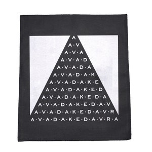 Op de afbeelding: Zwart-witte bandana met een wit driehoekig ontwerp met de tekst "AVADA KEDAVRA" die in een piramidevorm wordt herhaald.