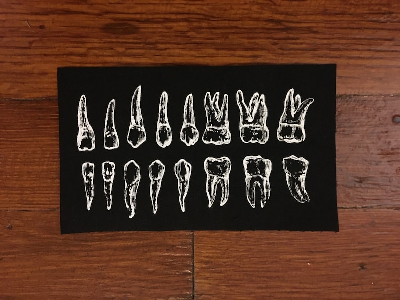 Peut inclure: Patch en tissu noir avec des images brod&eacute;es blanches de diff&eacute;rents types de dents.