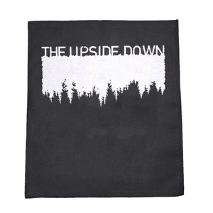 Puede incluir: Parche blanco y negro con el texto "THE UPSIDE DOWN" y una silueta de un bosque.