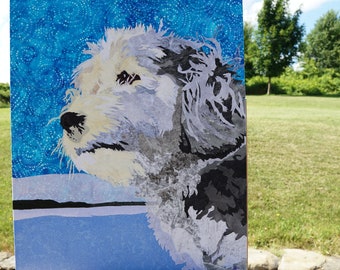 Pode incluir: Um close-up de um cão branco e cinza com marcas pretas, olhando para a direita. O cão é retratado em estilo patchwork, com diferentes tecidos e texturas usados para criar sua pelagem. O fundo é um tecido estampado azul e branco.