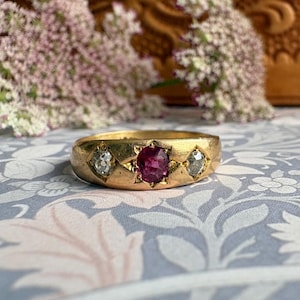Transcendent: Anel vitoriano/eduardiano com rubi e diamantes cravejados em ouro amarelo 18 quilates, por volta de 1900.