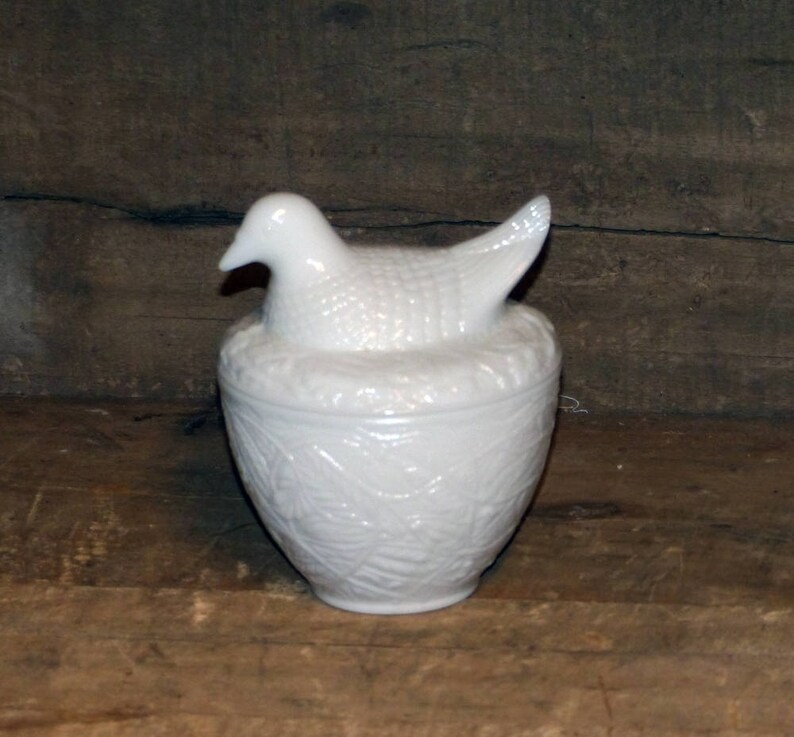 Bird on Nest Avon 1705 Covered Milk Glass Candy Dish