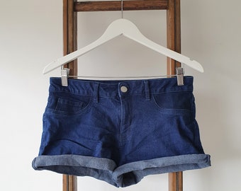 DENIM SHORTS | Denim blue shorts rolled cuffs in a dark blue shade, recycled fibre material