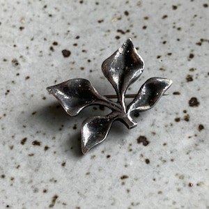Small quality sterling leaf brooch hallmarked vintage