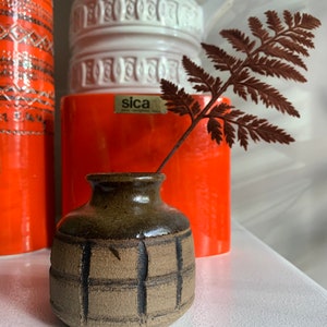 Adorable squaty studio pottery vase line design artist signed mark