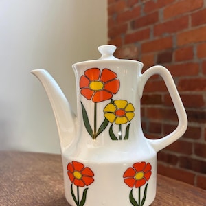 Retro floral design Japanese teapot porcelain JPN