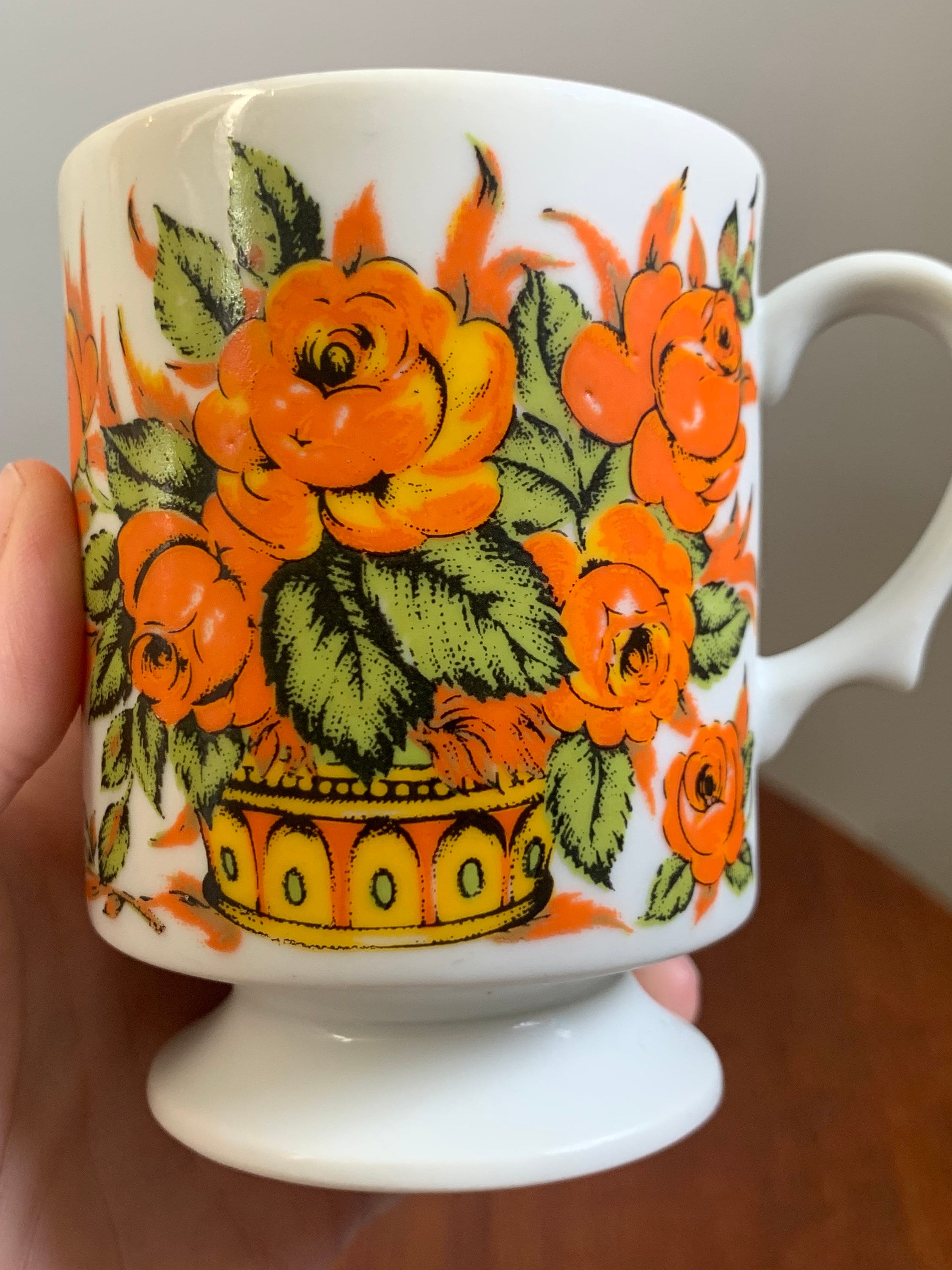 Fabulous Retro Japan Pedestal Porcelain Mugs With Flower Fabulous Retro Japan Pedestal Porcelain Mugs With Flower