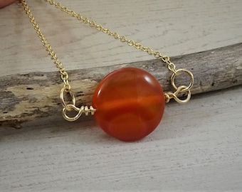 Karneolhalsband | Karneolsmycken i 14k guld | Röd agathalsband | Stånghalsband | Lagerhalsband | Elegant karneolhänge med ädelsten