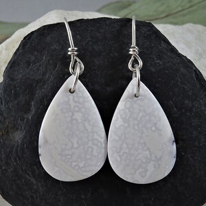 Howlith Ohrringe | Weißer Howlith Schmuck | Weiß baumeln Ohrringe | Weißer Stein Tropfen | Sterling Silber Ohrringe für Männer und Frauen