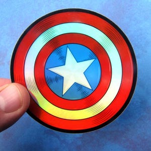 Adesivo olografico con scudo di Capitan America - Decalcomania fustellata di Spider-Man per laptop, skateboard, veicoli e molto altro!