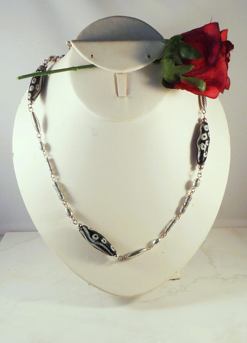 Collier long BRIGHTON Kenya en métal argenté et perles de verre artistique - Peut également être une ceinture image 2